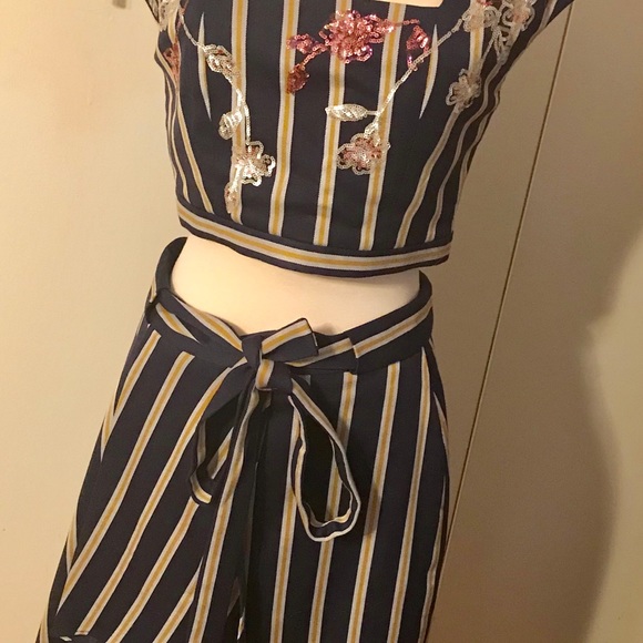 BCBG Embellished cropped top with matching skirt - Picture 3 of 4